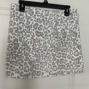 LE LIS Leopard Print Pleated Skirt